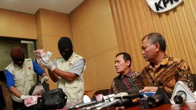 Diduga menerima uang sebesar Rp 1,140 miliar dalam kasus pembahasan Raperda Zonasi Wilayah Laut.