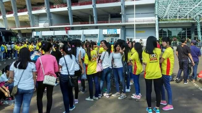 Ratusan Perempuan Cantik Datang, Suporter di Stadion GBK Heboh