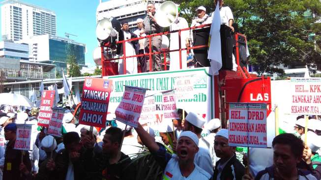 Ratusan Lelaki Berpeci Demo Ahok di Depan KPK