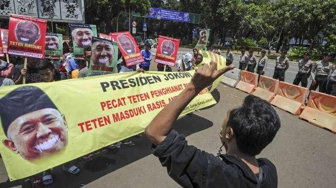 Massa dari Relawan Garis Keras Jokowi melakukan aksi di depan Istana Negara, Jakarta, Senin (4/4/2016), menuntut dugaan penghinaan negara oleh Teten Masduki. [Suara.com/Kurniawan Mas'ud]