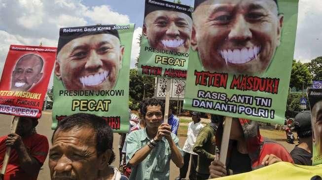 Massa dari Relawan Garis Keras Jokowi melakukan aksi di depan Istana Negara, Jakarta, Senin (4/4/2016), menuntut dugaan penghinaan negara oleh Teten Masduki. [Suara.com/Kurniawan Mas'ud]