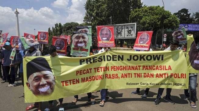 Massa dari Relawan Garis Keras Jokowi melakukan aksi di depan Istana Negara, Jakarta, Senin (4/4/2016), menuntut dugaan penghinaan negara oleh Teten Masduki. [Suara.com/Kurniawan Mas'ud]