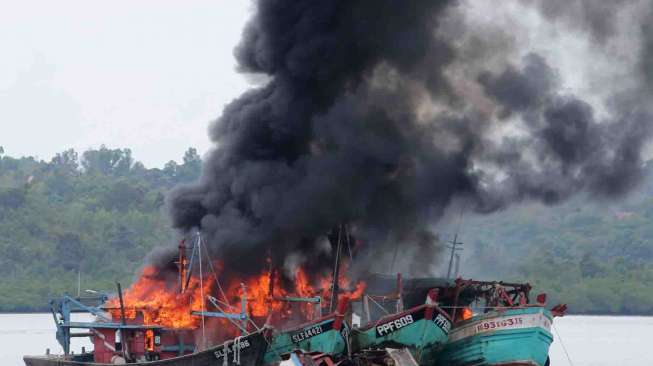 28 kapal pelaku penangkapan ikan secara ilegal diledakkan secara bersama di sembilan lokasi.