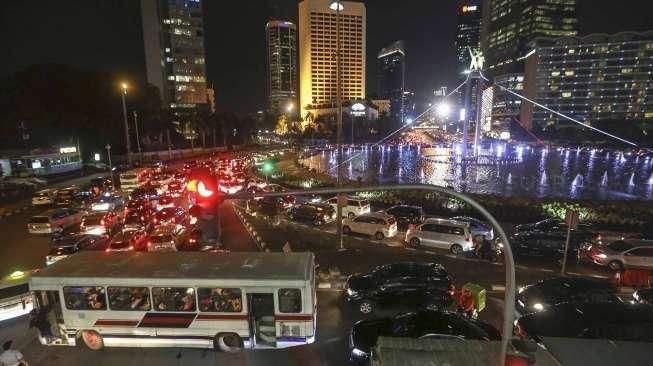 Suasana kepadatan arus lalu lintas di kawasan Jalan Sudirman-MH Thamrin, Jakarta, Selasa (5/4/2016) malam, di hari pertama uji coba penghapusan aturan '3 in 1'. [Suara.com/Kurniawan Mas'ud]