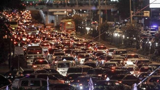 Suasana kepadatan arus lalu lintas di kawasan Jalan Sudirman-MH Thamrin, Jakarta, Selasa (5/4/2016) malam, di hari pertama uji coba penghapusan aturan '3 in 1'. [Suara.com/Kurniawan Mas'ud]