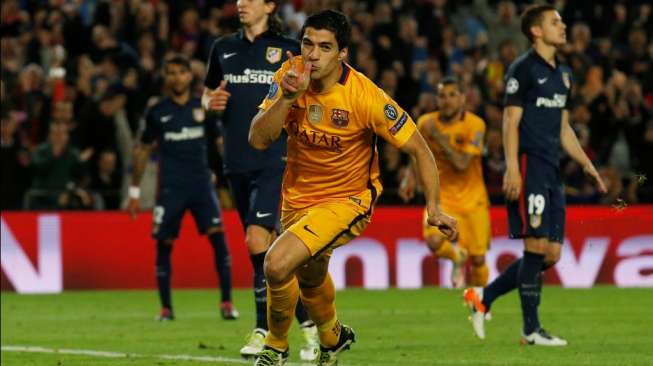 Striker Barcelona, Luis Suarez, merayakan gol keduanya ke gawang Atletico Madrid di leg pertama perempat final Liga Champions, (5/4) [Reuters/Albert Gea]