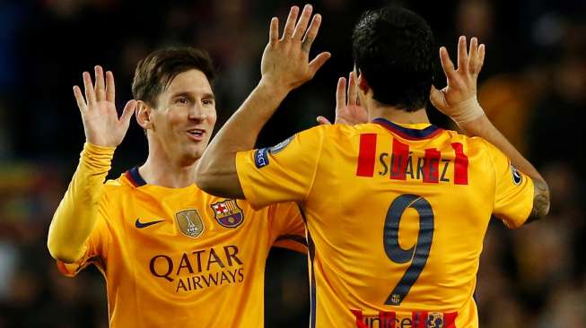 Striker Barcelona Luis Suarez merayakan golnya dengan Lionel Messi. Reuters / Albert Gea Livepic