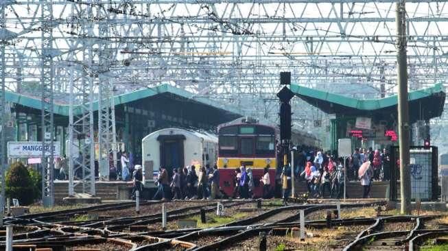 Guna mengangkut sekitar 740 ribu penumpang per harinya.