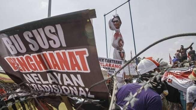 Meminta Menteri Kelautan dan Perikanan Susi Pudjiastuti untuk mundur dari jabatannya.