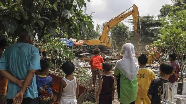 Pembongkaran Bangunan Liar di TPU Menteng Pulo