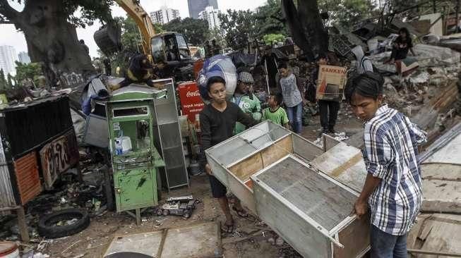 Pembongkaran Bangunan Liar di TPU Menteng Pulo