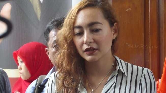 Disinggung soal Orang ke-3, Dewi Rezer : Mari Tanya kepada Angin