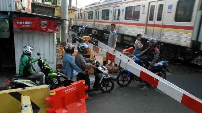 Penutupan Pintu Perlintasan Tebet