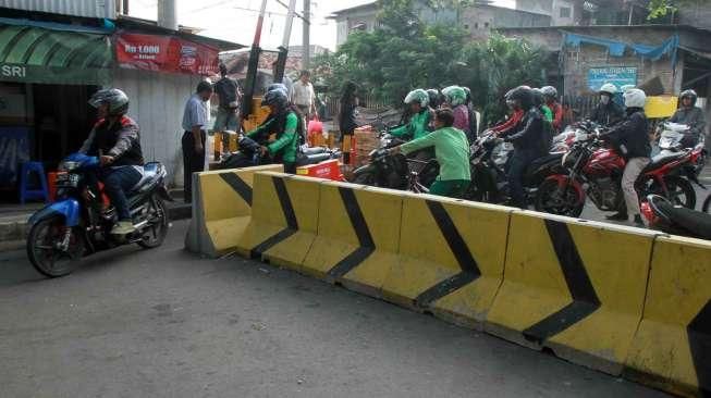 Penutupan Pintu Perlintasan Tebet