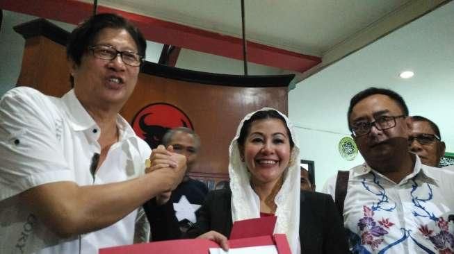 Pakai Baju Merah dan Blazer Hitam, Hasnaeni Daftar Cagub PDIP