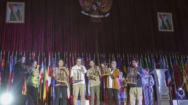 Rudiantara sekaligus membuka pameran Pewarta Foto Indonesia di Gedung De Vries. 