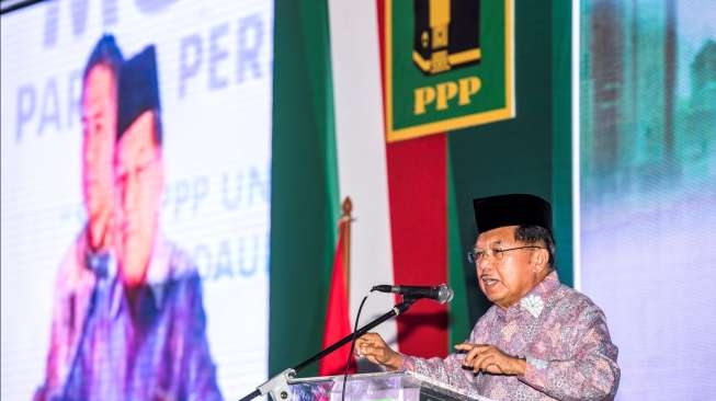 Wakil Presiden (Wapres) Jusuf Kalla menyampaikan pidato saat penutupan Muktamar VIII PPP tahun 2016 di Asrama Haji Pondok Gede, Jakarta, Minggu (10/4/2016). [Antara/M Agung Rajasa]