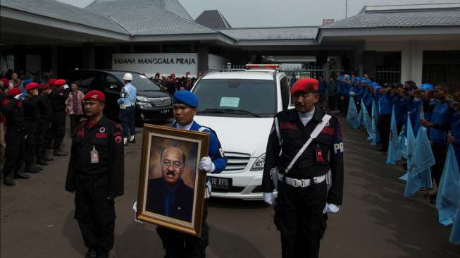 Iring-iringan mobil yang membawa jenazah Jacob Nuwa Wea bersiap meninggalkan Bandara Halim Perdanakusuma menuju rumah duka, Jakarta, Minggu (10/4/2016). [Antara/Rosa Panggabean]