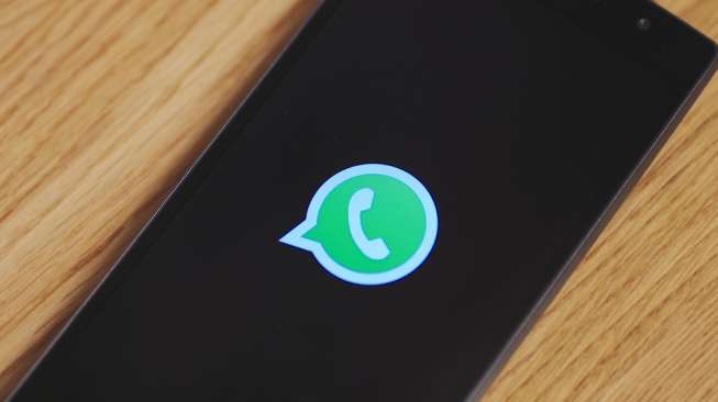 Ilustrasi aplikasi WhatsApp dalam ponsel pintar (Shutterstock).