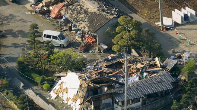 Kerusakan yang diakibatkan oleh gempa 6 SR di Kota Mashiki, Kumamoto, Jepang, (14/4/). (Reuters)