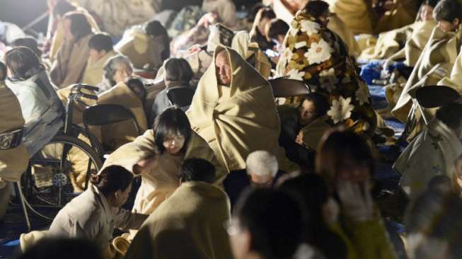 Dampak Gempa 6 Skala Ritcher (SR) yang mengguncang Perfektur Kumamoto, Pulau Kyushu, Jepang bagian barat daya pada Kamis (14/4). (Reuters/Kyodo)