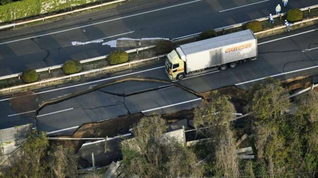 Dampak Gempa 6 Skala Ritcher (SR) yang mengguncang Perfektur Kumamoto, Pulau Kyushu, Jepang bagian barat daya pada Kamis (14/4). (Reuters/Kyodo)