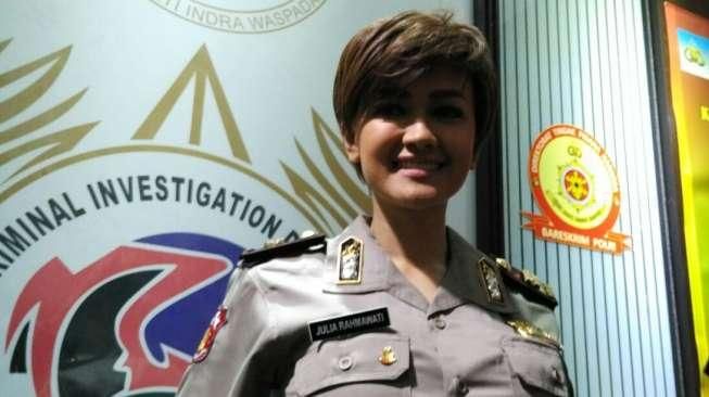 Pakai Seragam Polisi, Jupe : Hilang Semua Seksinya Nih