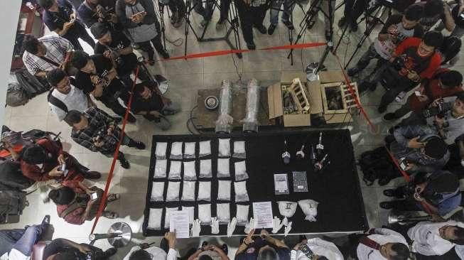 Sabu seberat 14,10 Kg tersebut diamankan petugas dari empat orang tersangka.