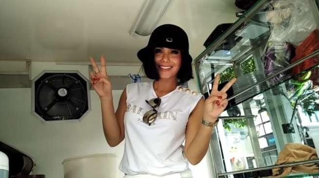Tujuhbelasan di Rutan, Yuni Shara Joget Bareng Angelina Sondakh