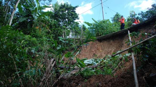 Jalan Lintas di Manggul Lahat Longsor Gegara Tembok Penahan Roboh