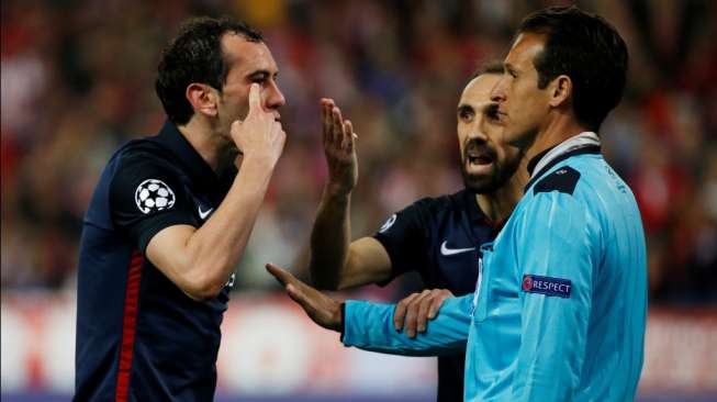 Lebam Disikut Suarez, Godin Justru Bela Striker Barcelona Itu