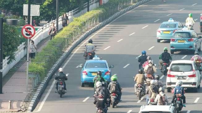 Sejumlah pejalan kaki tampak berjalan di trotoar kawasan Jalan Sudirman, Jakarta, Selasa (19/4/2016). [Suara.com/Oke Atmaja]