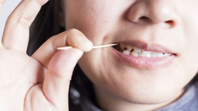 Bersihkan Gigi dengan Tusuk Gigi, Ini Bahaya yang Mengintai!