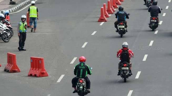 Larangan Motor Melintas di Sudirman