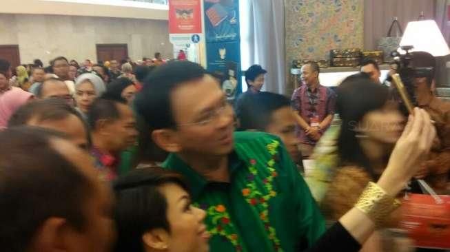 Ibu-ibu Pilih Selfie Bersama Ahok Ketimbang Wapres JK