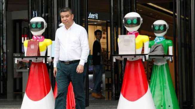 Orang Kaya di Cina Berbelanja Ditemani 8 Robot Pelayan