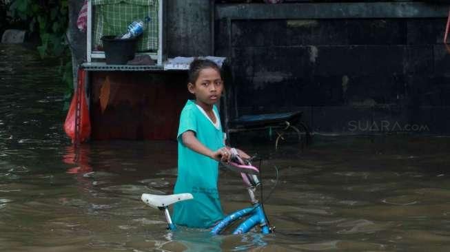 Suasana genangan air dan kondisi lalu lintas di kawasan Jalan Gunung Sahari Raya, Pademangan, Sawah Besar, Jakarta, Kamis (21/4/2016). [Suara.com/Oke Atmaja]