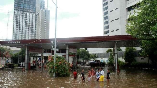 Suasana genangan air dan kondisi lalu lintas di kawasan Jalan Gunung Sahari Raya, Pademangan, Sawah Besar, Jakarta, Kamis (21/4/2016). [Suara.com/Oke Atmaja]