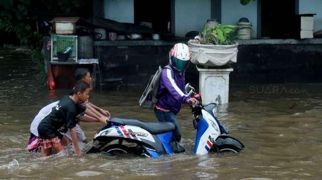 Suasana genangan air dan kondisi lalu lintas di kawasan Jalan Gunung Sahari Raya, Pademangan, Sawah Besar, Jakarta, Kamis (21/4/2016). [Suara.com/Oke Atmaja]