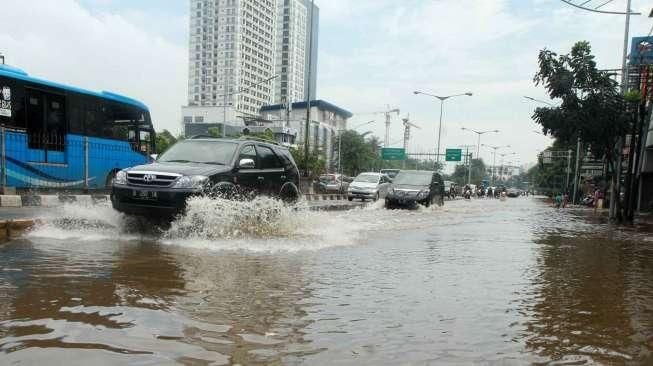 Ahok: Hujan "Plus" Air Laut Pasang, Jakarta Tergenang