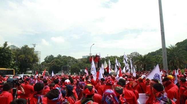 Ribuan pegawai PLN yang tergabung dalam Serikat Pekerja (SP) PLN menggelar aksi demonstrasi di depan Istana Negara, Jakarta, Kamis (21/4/2016). [Suara.com/Oke Atmaja]