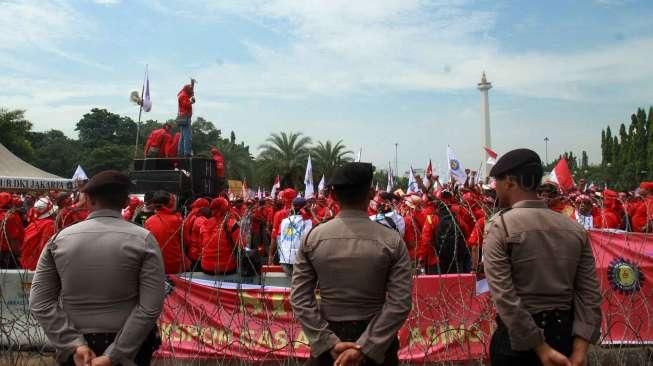 Ribuan pegawai PLN yang tergabung dalam Serikat Pekerja (SP) PLN menggelar aksi demonstrasi di depan Istana Negara, Jakarta, Kamis (21/4/2016). [Suara.com/Oke Atmaja]