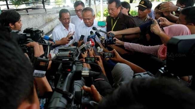 Menteri Pekerjaan Umum dan Perumahan Rakyat (PUPR), Basuki Hadimuljono (tengah), tiba untuk menjalani pemeriksaan di Gedung KPK, Jakarta, Kamis (21/4/2016). [Suara.com/Oke Atmaja]