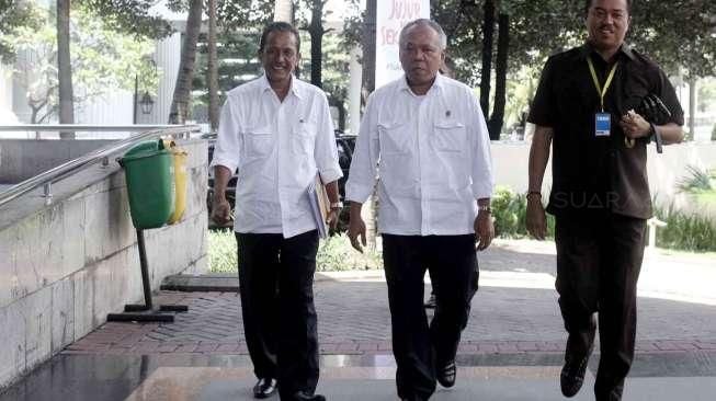 Menteri Pekerjaan Umum dan Perumahan Rakyat (PUPR), Basuki Hadimuljono (tengah), tiba untuk menjalani pemeriksaan di Gedung KPK, Jakarta, Kamis (21/4/2016). [Suara.com/Oke Atmaja]