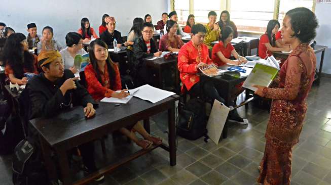 Siswa-siswi mengenakan pakaian adat dalam rangka Hari Kartini, saat mengikuti pelajaran di SMA Katolik Santo Paulus, Jember, Jawa Timur, Kamis (21/4/2016). [Antara/Seno]