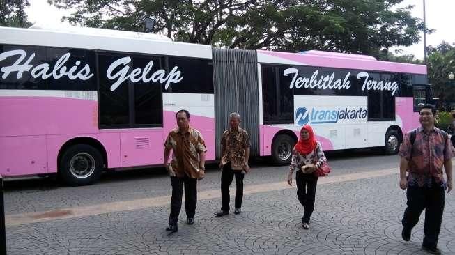 Pemprov DKI Jakarta resmi meluncurkan bus Transjakarta khusus perempuan, pada momen Hari Kartini, Kamis (21/4/2016), di Balai Kota DKI. [Suara.com/Dwi Bowo Raharjo]