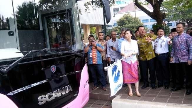 Pemprov DKI Jakarta resmi meluncurkan bus Transjakarta khusus perempuan, pada momen Hari Kartini, Kamis (21/4/2016), di Balai Kota DKI. [Suara.com/Dwi Bowo Raharjo]