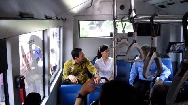 Pemprov DKI Jakarta resmi meluncurkan bus Transjakarta khusus perempuan, pada momen Hari Kartini, Kamis (21/4/2016), di Balai Kota DKI. [Suara.com/Dwi Bowo Raharjo]