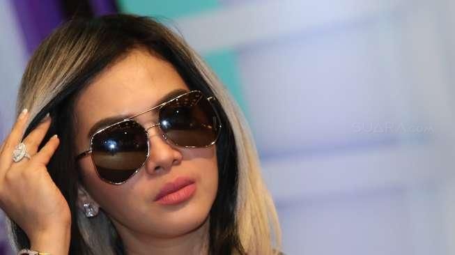 Ketahuan, Syahrini Curhat Soal Pernikahan ke Caren Delano