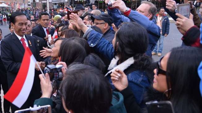 WNI Antusias Sambut Kedatangan Jokowi di Den Haag